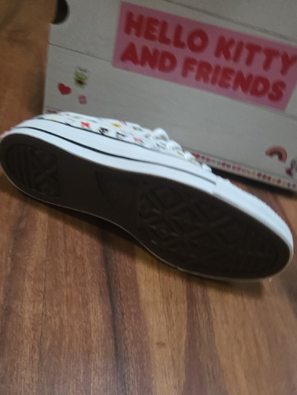 Converse  Low-Top Sneakers with Multicolor Cartoon Print Hello Kitty Sanrio Sz 8 - Picture 10 of 12